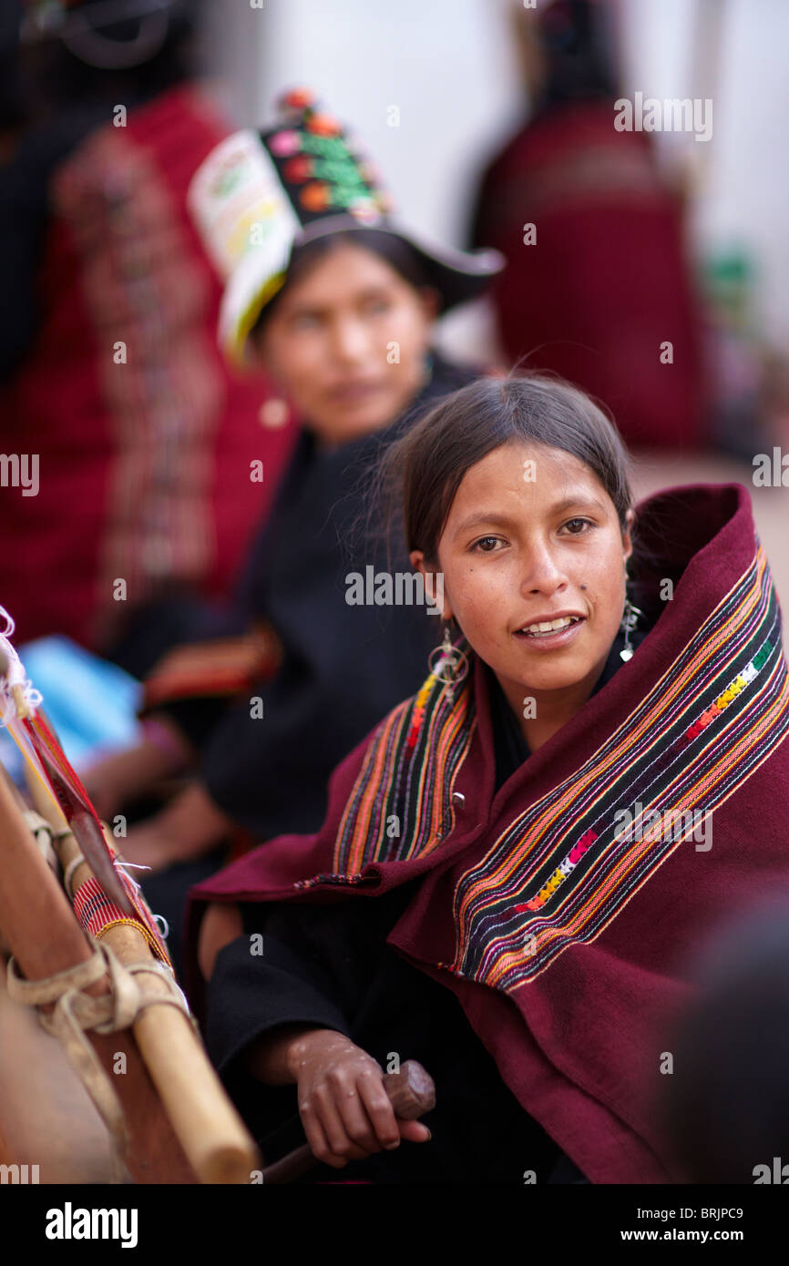 Una ragazza di tessitura, Sucre, Bolivia Foto Stock