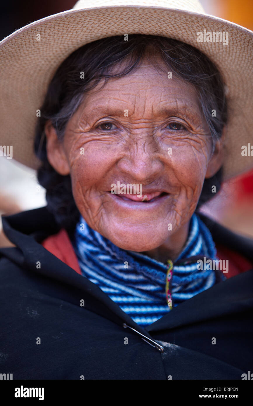 Una donna locale nel mercato a Tarabuco, Bolivia Foto Stock