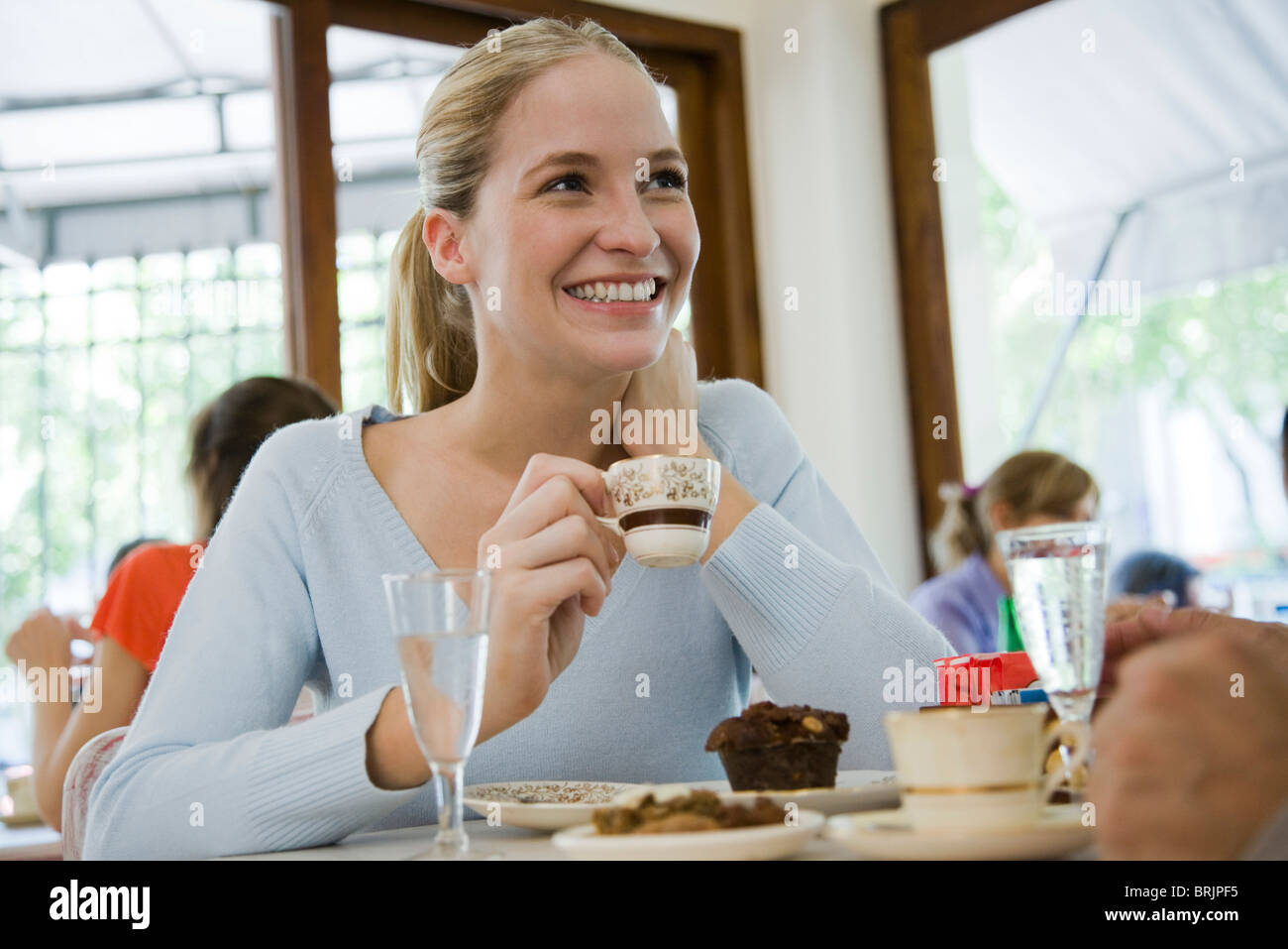 Giovane donna di bere il caffè al caffè Foto Stock