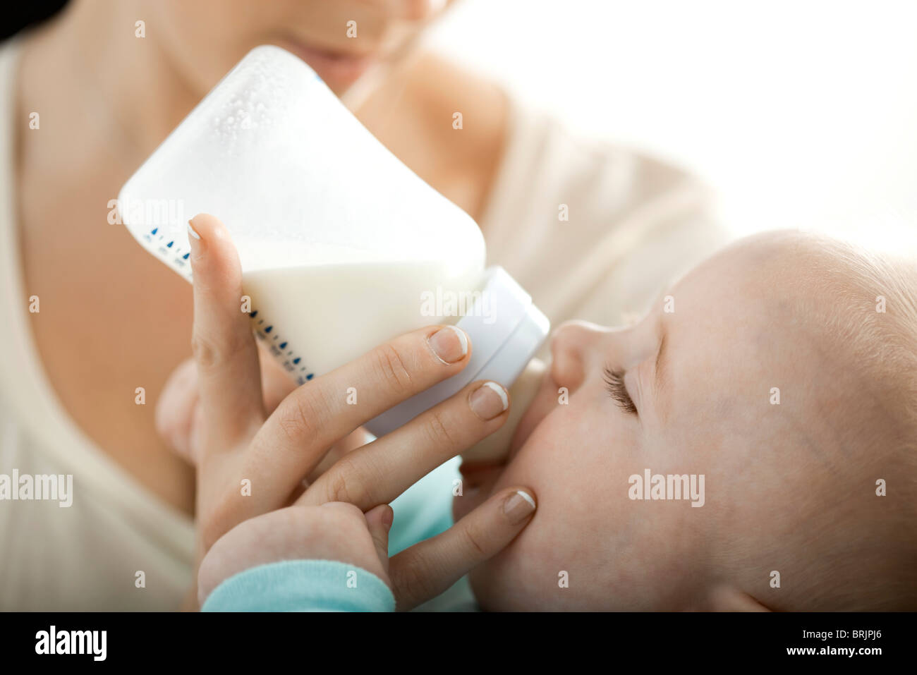 Baby bere latte dalla bottiglia Foto Stock