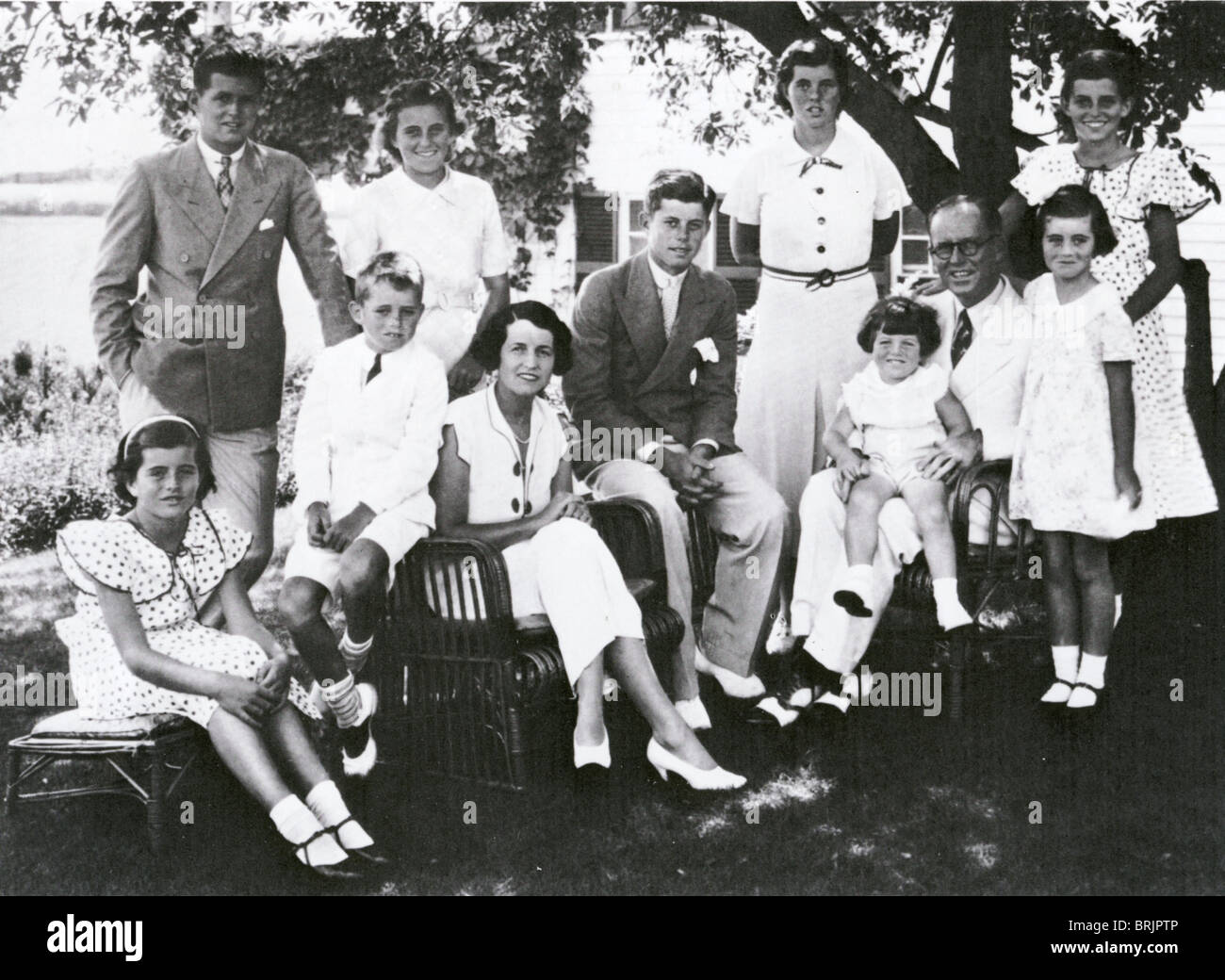 Famiglia Kennedy con John F centro seduto e Ted a sinistra. Il loro padre Giuseppe a destra e la madre Rosa anche seduto Foto Stock