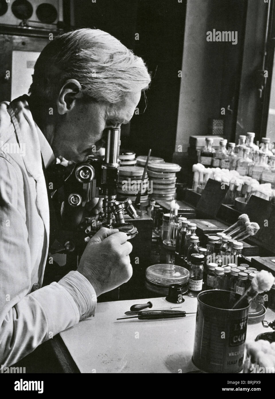 SIR Alexander Fleming (1881-1955) biologo scozzese/farmacologo nel suo laboratorio presso l'ospedale St Mary, Paddington, Londra Foto Stock