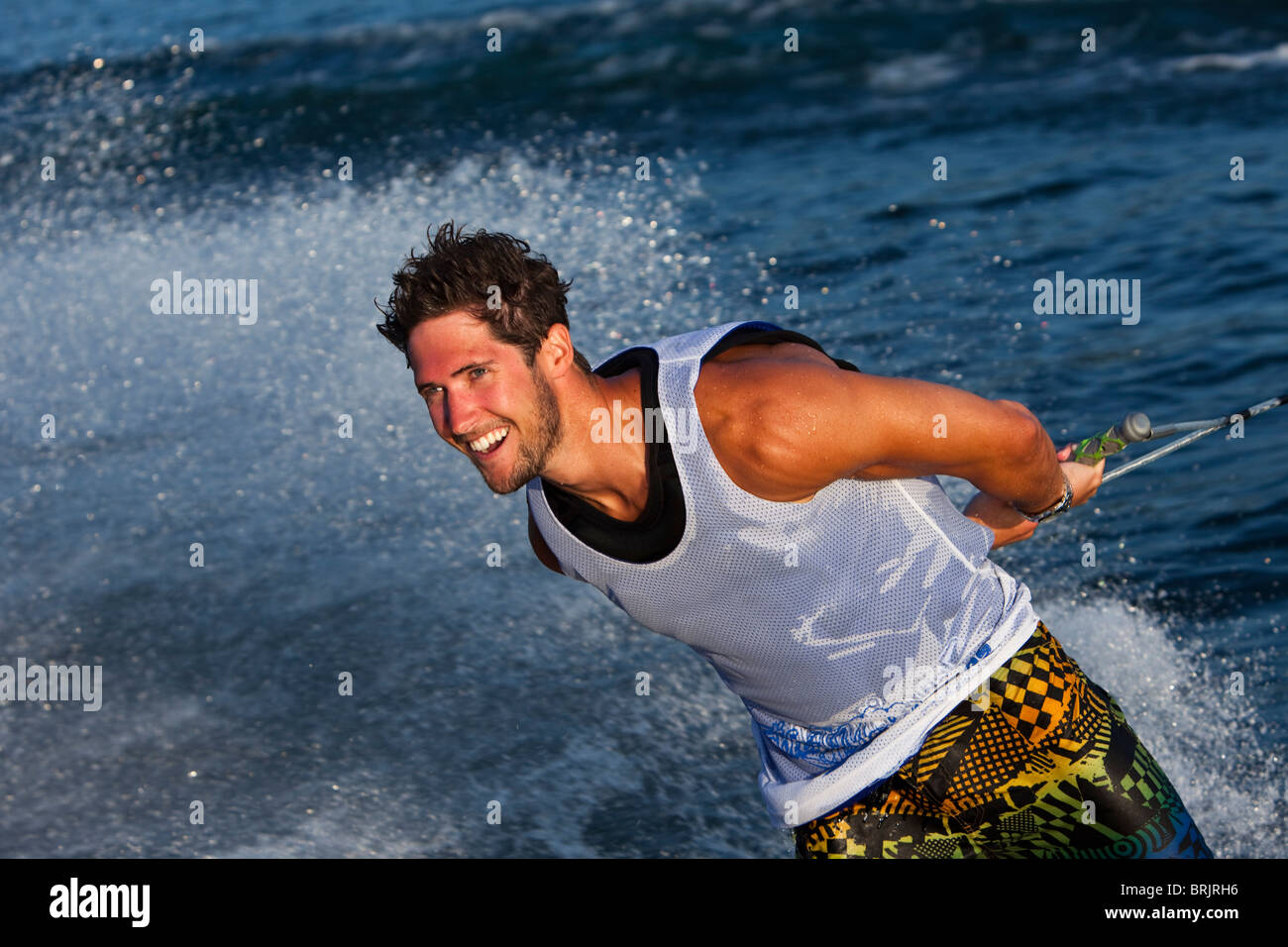 Giovane uomo wakeboard in Idaho. Foto Stock