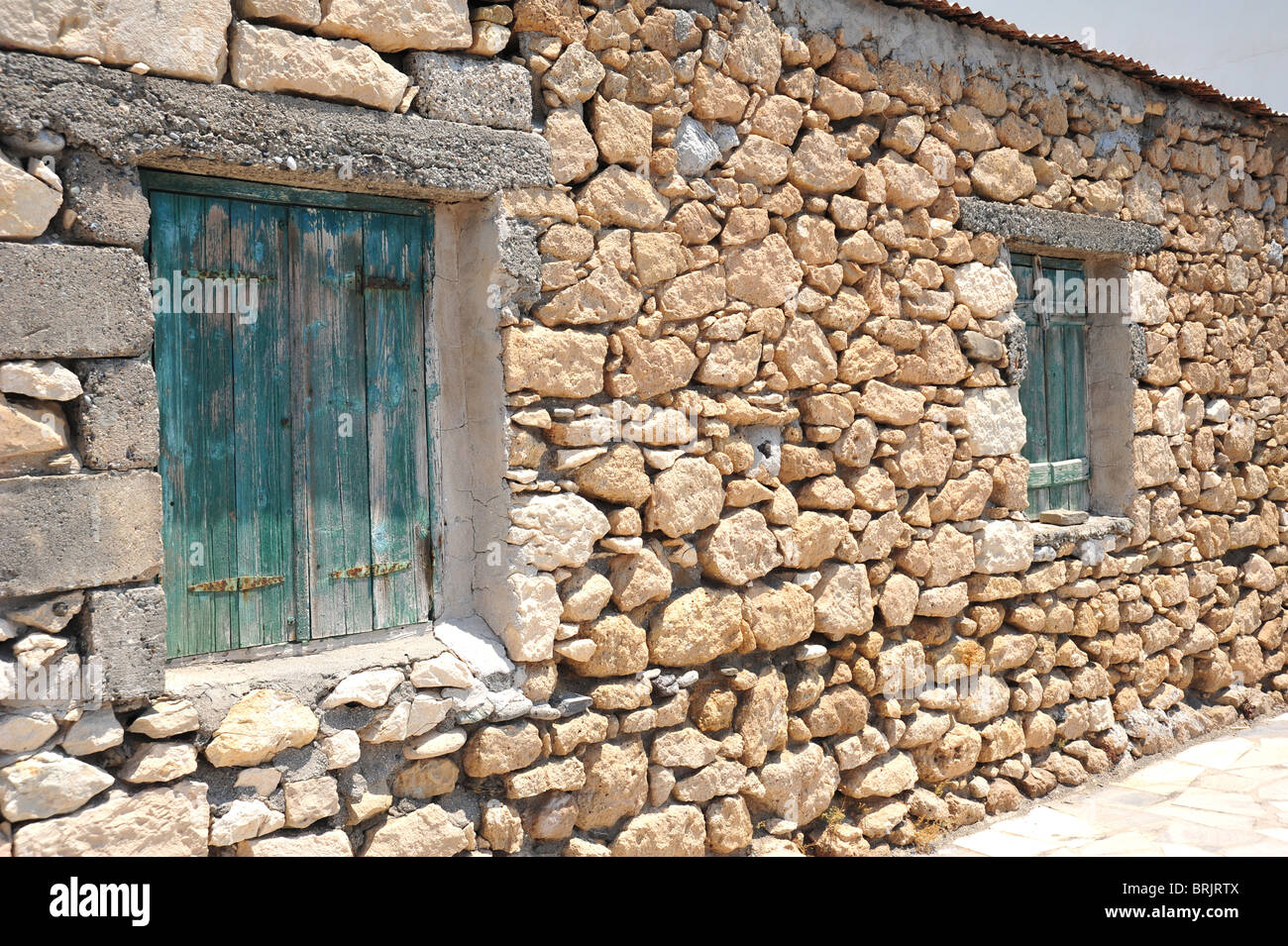 Tradizionale casa di borgo in pietra con persiane, Creta, Grecia Foto Stock