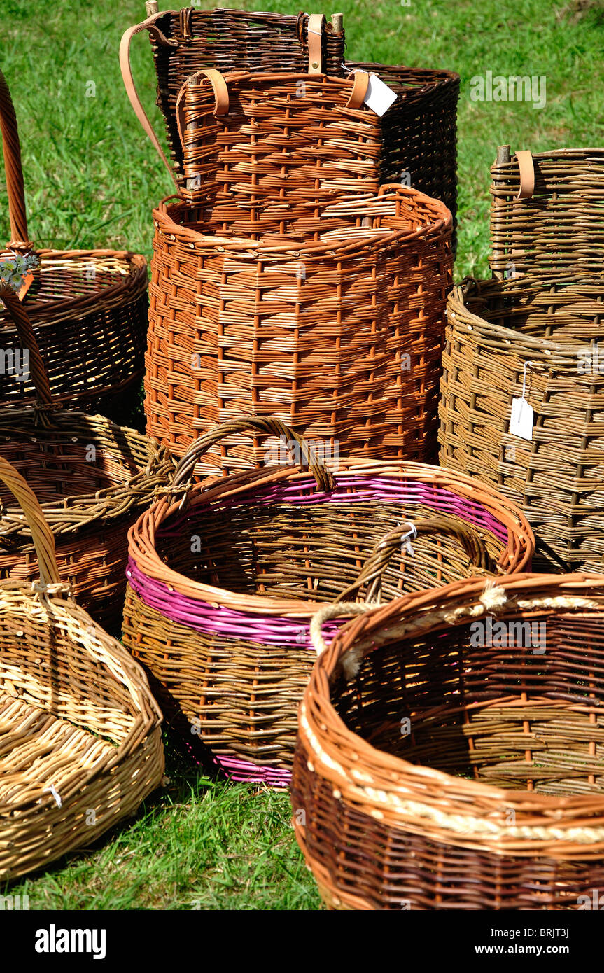 Una selezione di manufatti in canestri di vimini a una fiera di paese. Dorset, Regno Unito Agosto 2010 Foto Stock