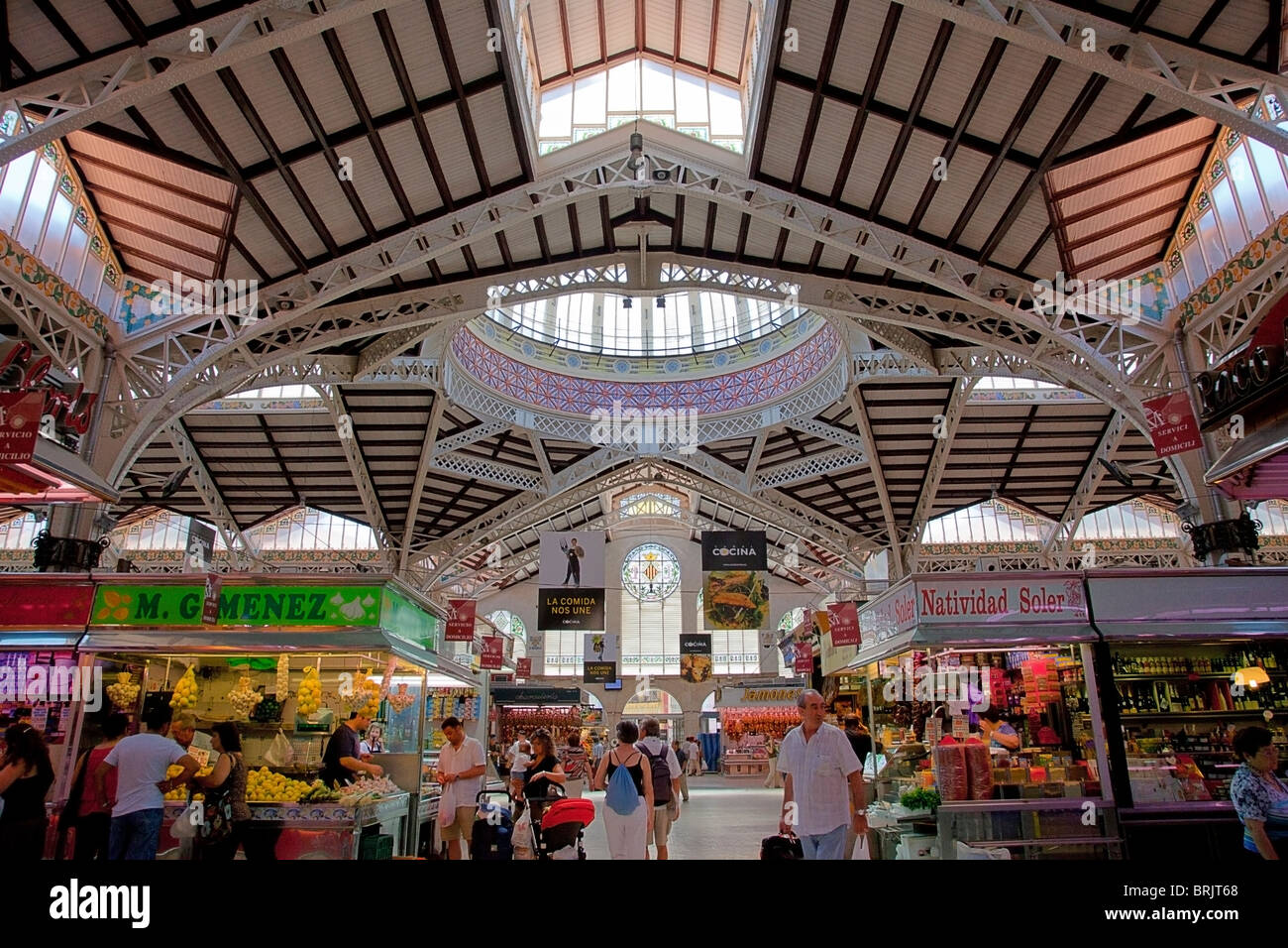 Panoramica parziale del mercato centrale, una struttura metallica decorata con lavori di ceramica, ferro battuto e vetro. Foto Stock