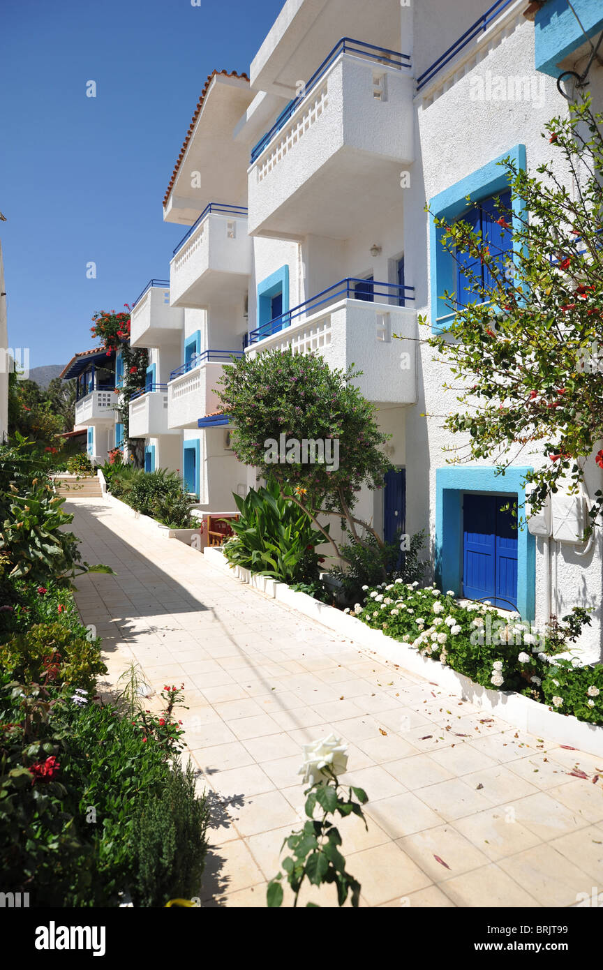 Casa vacanze appartamento edificio dipinto nel tradizionale bianco e blu della Grecia - Malia, Creta Foto Stock