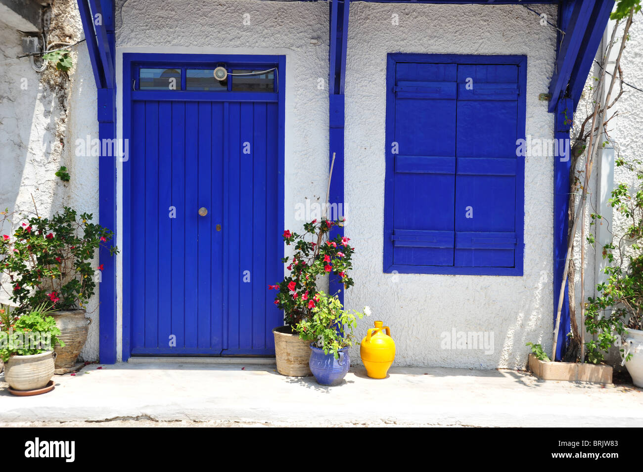 Casa Tradizionale con il blu dipinto di porte e finestre, Creta, Grecia Foto Stock