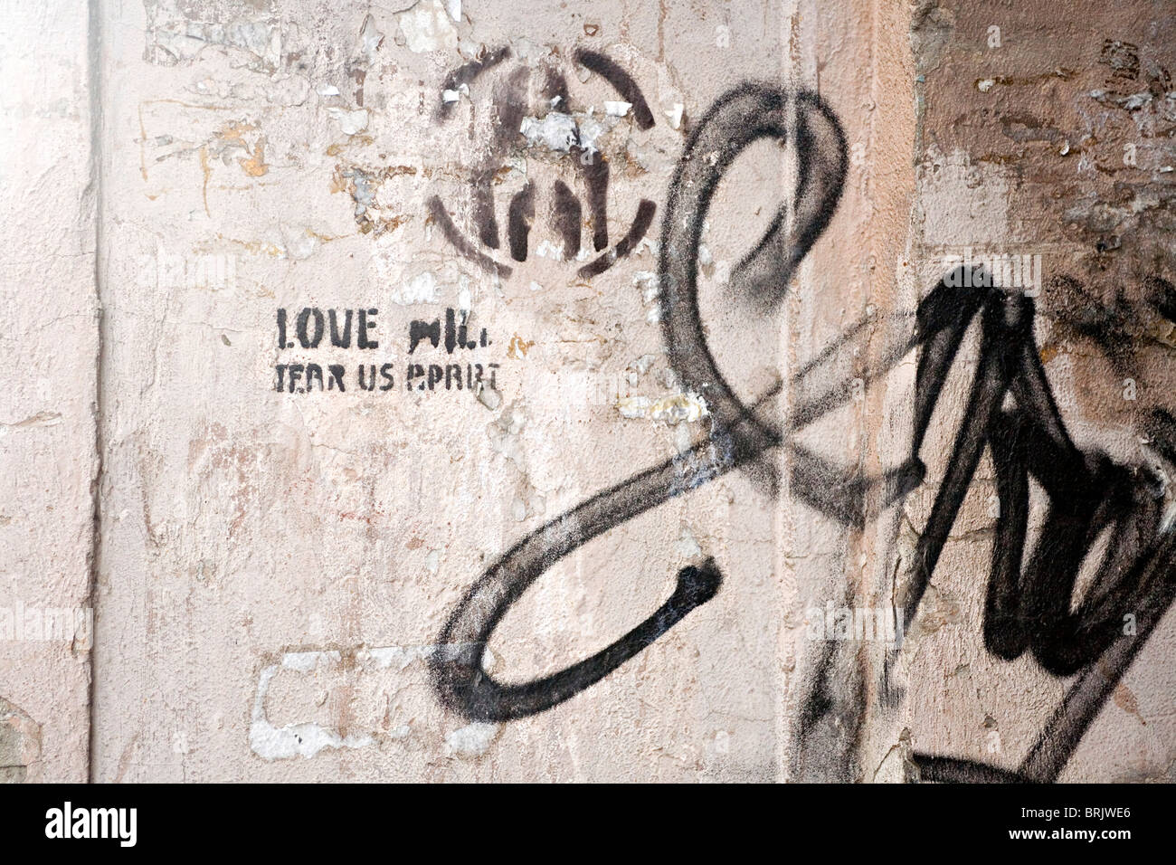 "Love Will Tear Us Apart' di nuovo i graffiti sulla parete in San Pietroburgo Russia Foto Stock