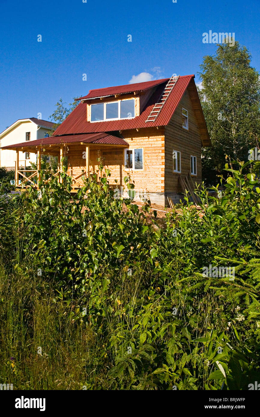 Nuovo dacha russo o casa in legno che viene costruito in un villaggio al di fuori di San Pietroburgo Russia Foto Stock