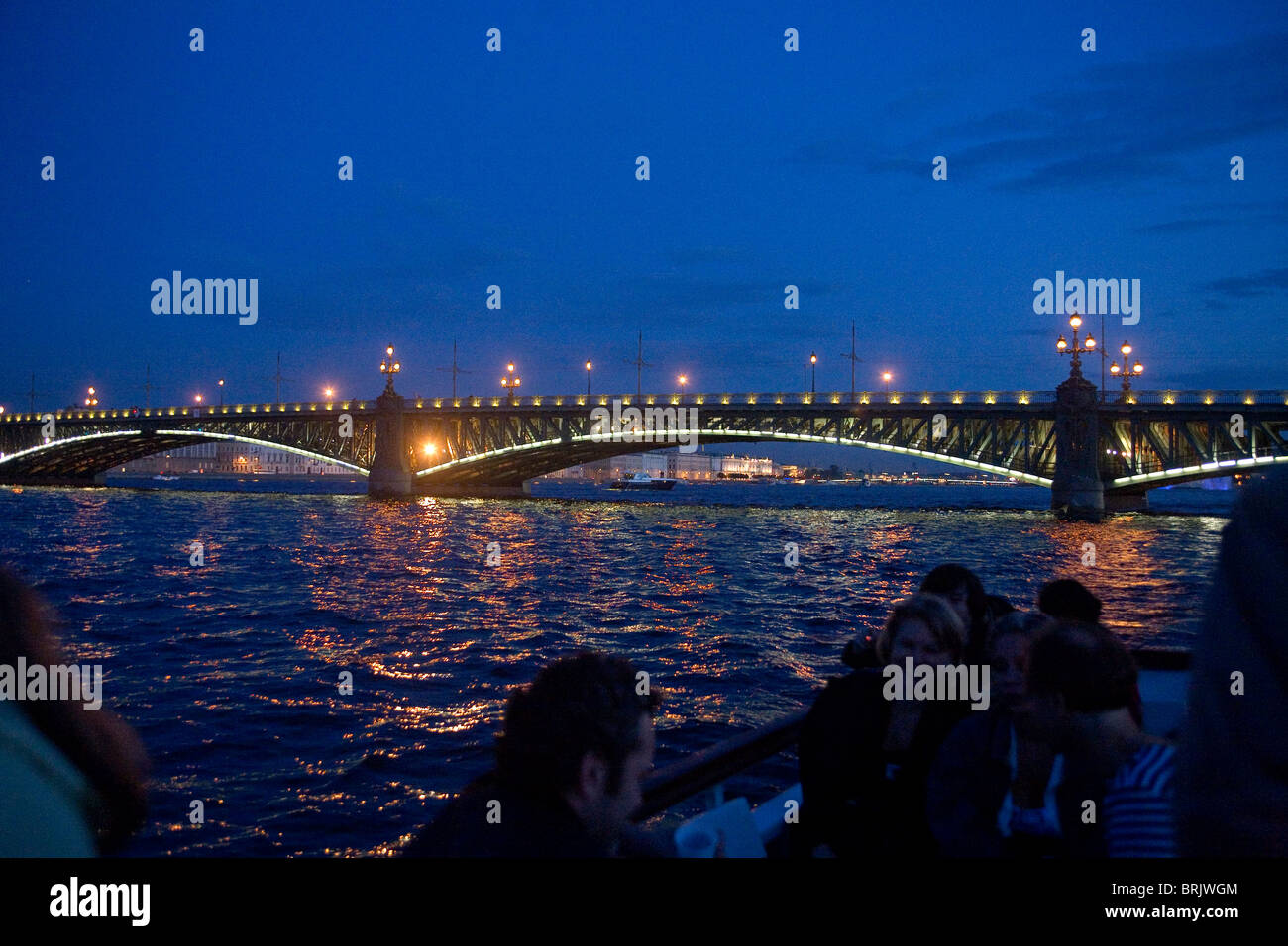 Ponte Troitsky illuminata da una barca sul fiume Neva durante le notti bianche a San Pietroburgo Russia Foto Stock