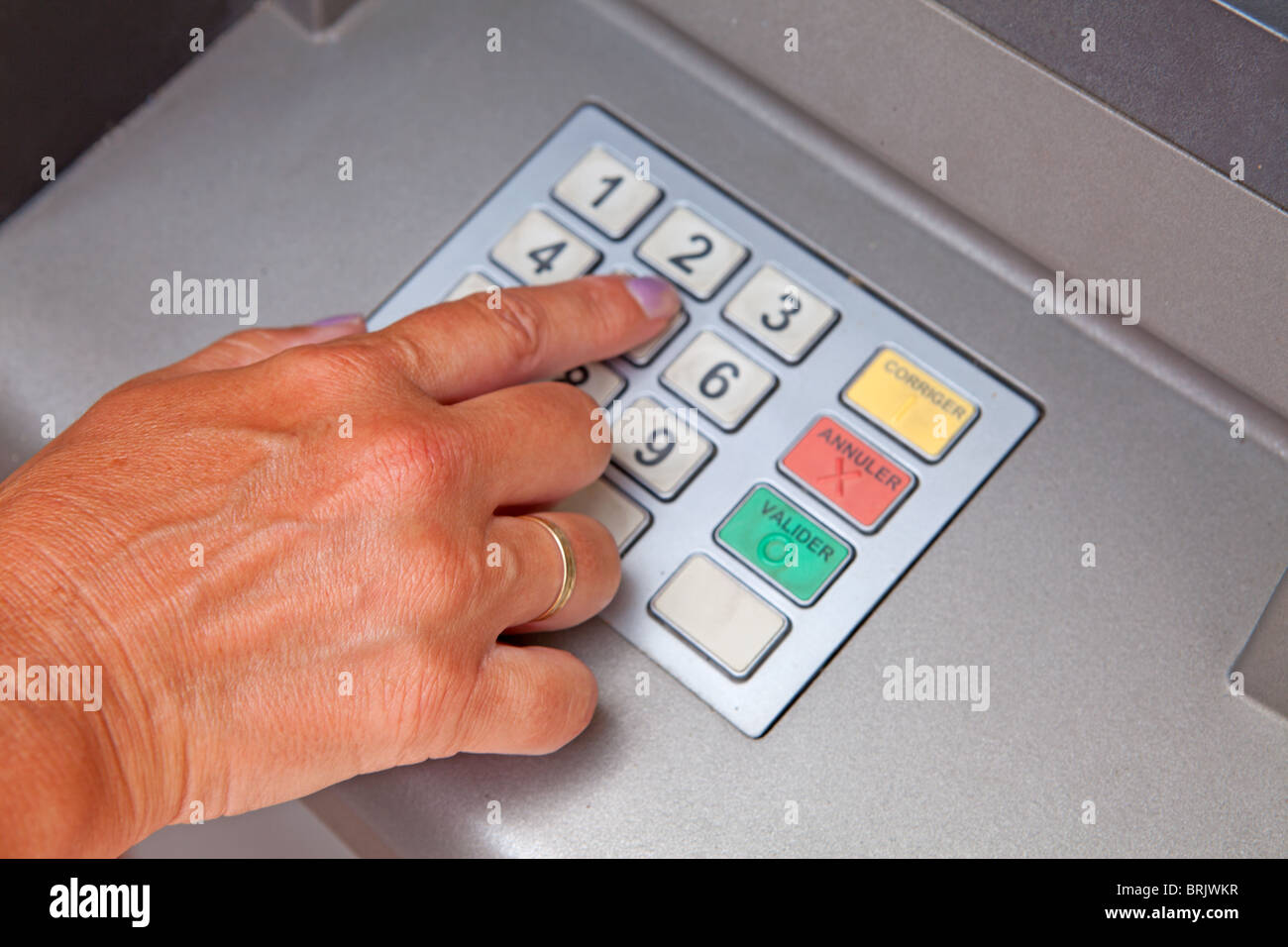 Mano è immettendo il numero di identificazione personale su ATM pannello di composizione Foto Stock