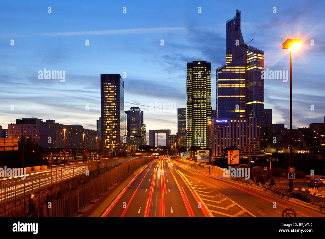 Il quartiere finanziario La Defense di notte Foto Stock