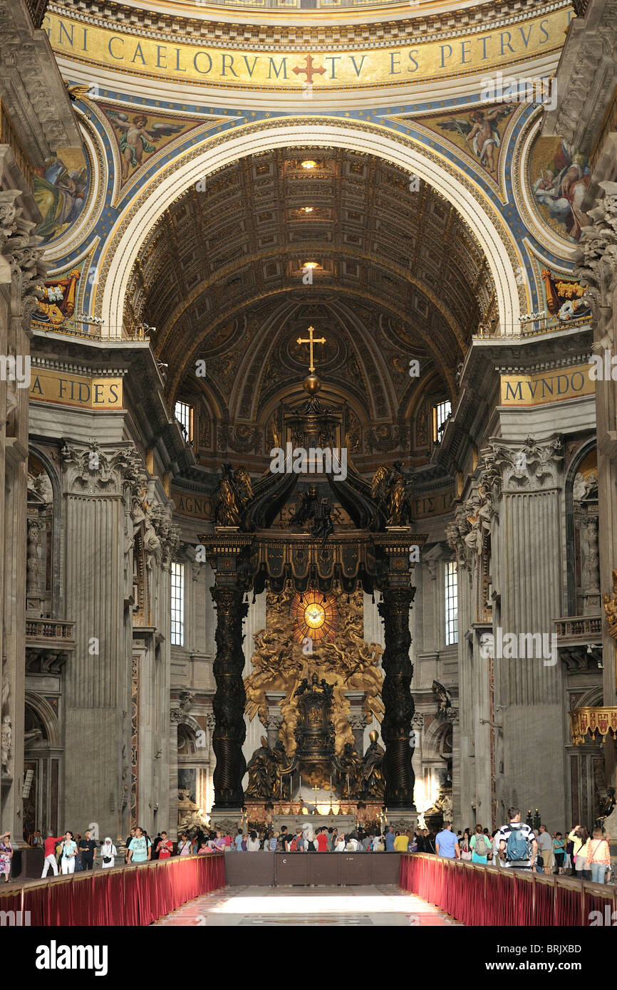 Roma. L'Italia. Il XVII secolo Baldacchino, 1623-34, da Gian Lorenzo Bernini, all'interno della Basilica di San Pietro. Foto Stock