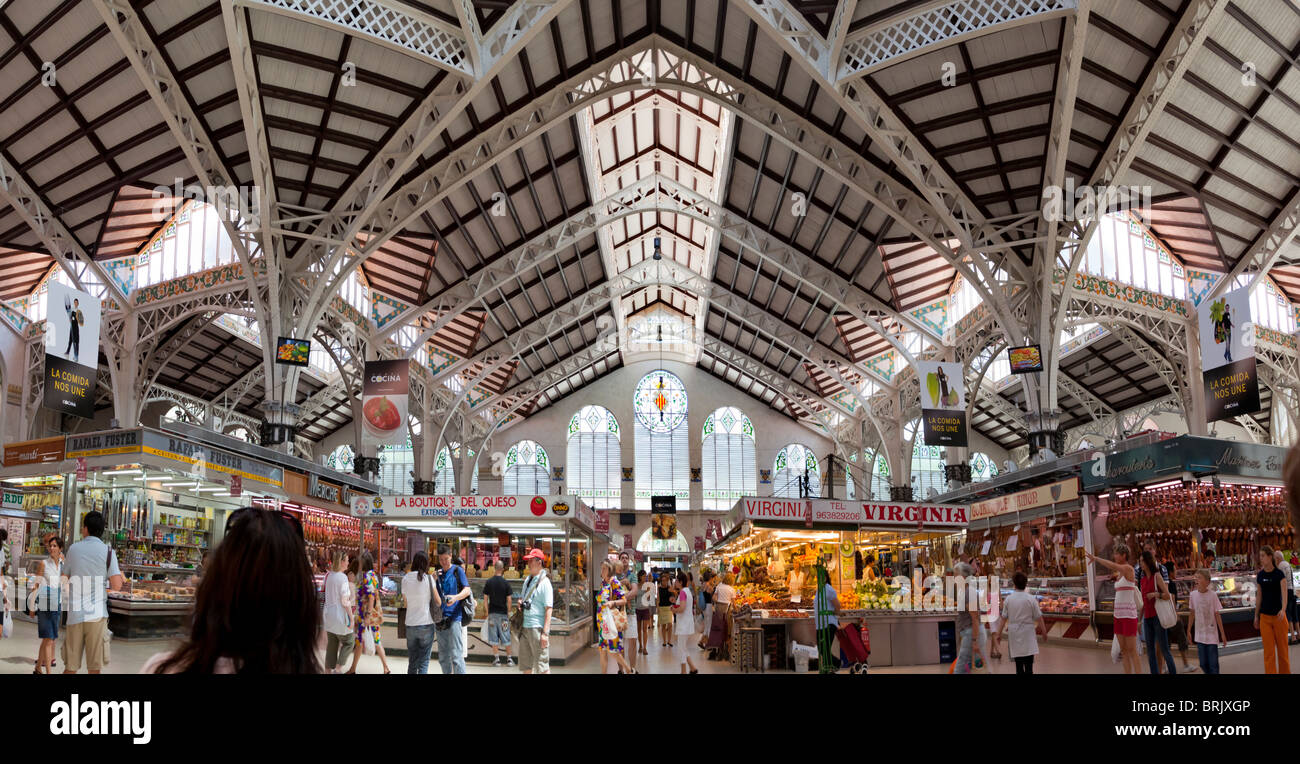 Panoramica parziale del mercato centrale, una struttura metallica decorata con lavori di ceramica, ferro battuto e vetro. Foto Stock
