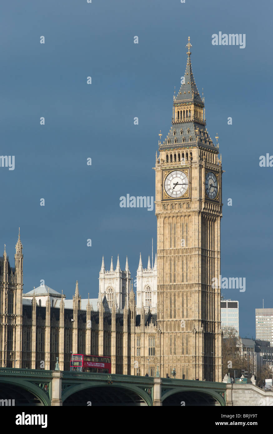 Big Ben clock tower (torre di Elisabetta) e double-decker bus sul Westminster Bridge di Londra, Inghilterra, Regno Unito. Foto Stock