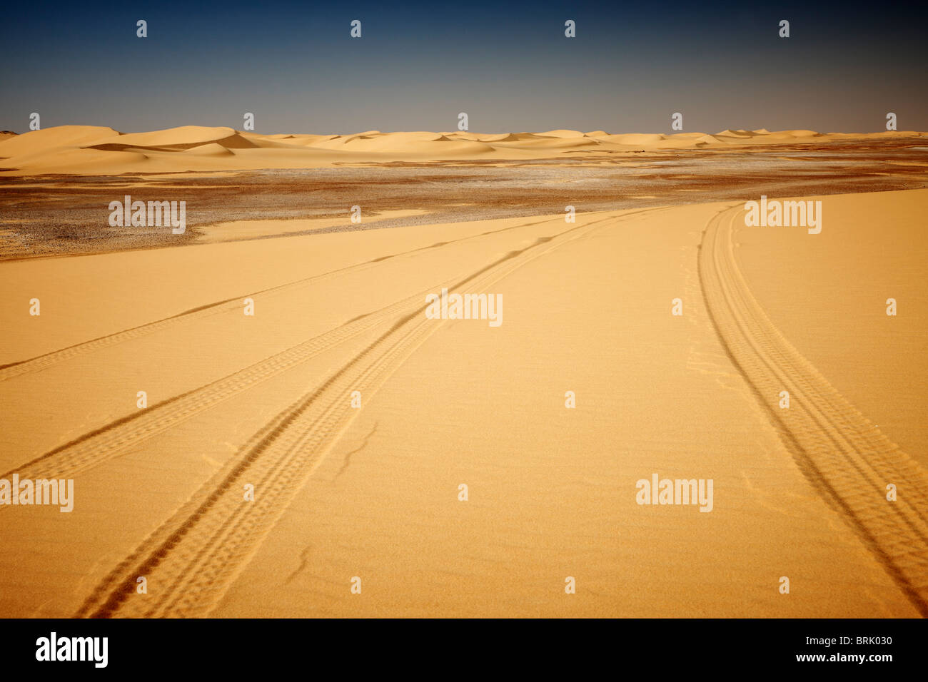 Il paesaggio del deserto vicino a Dakhla Oasis, deserto occidentale, l'Egitto, in Arabia, in Africa Foto Stock