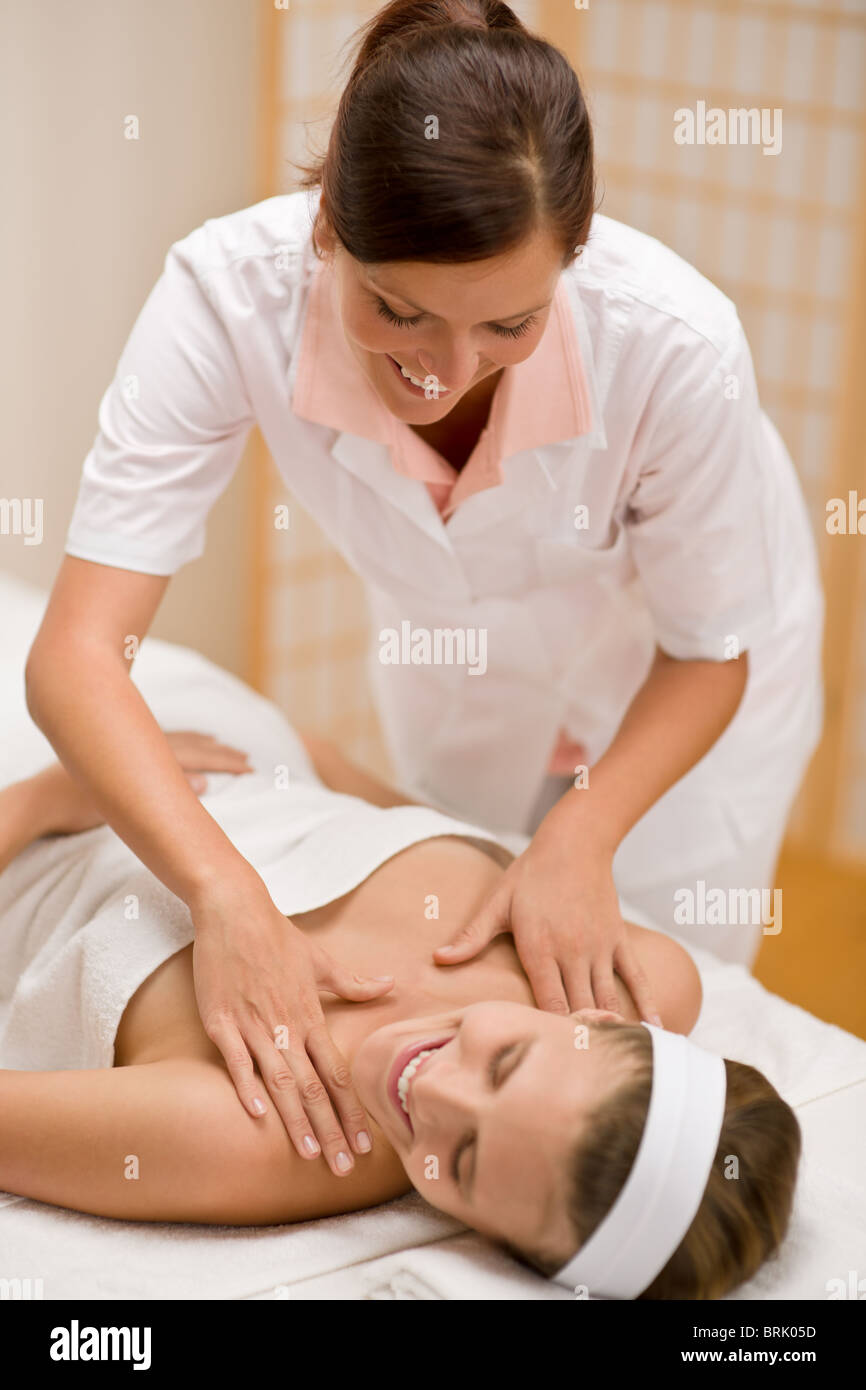 Cura di lusso - donna al clivaggio massaggi nel centro termale Foto Stock