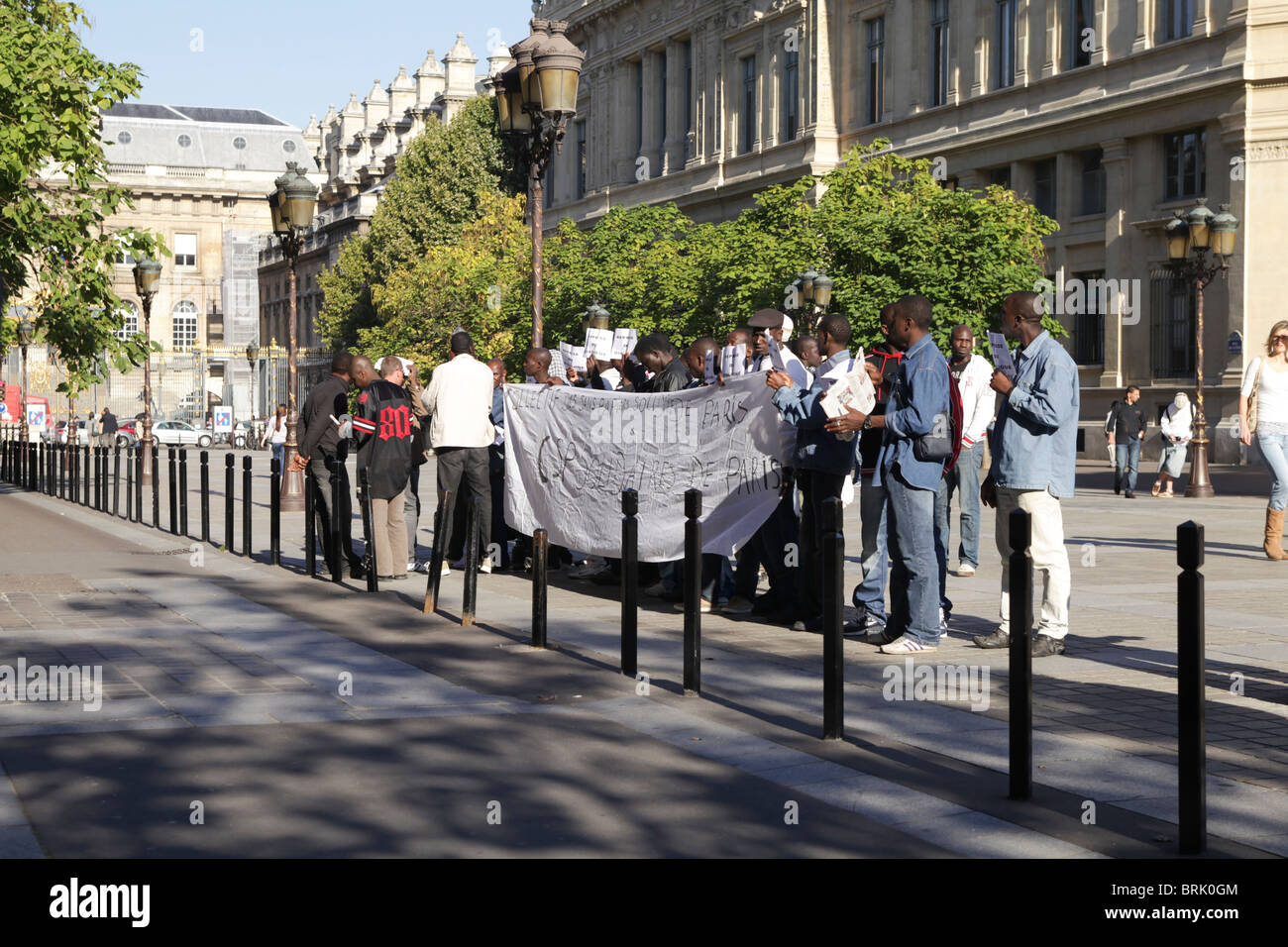 Africana di immigrati clandestini, dimostrando di fronte della prefettura di Parigi Foto Stock