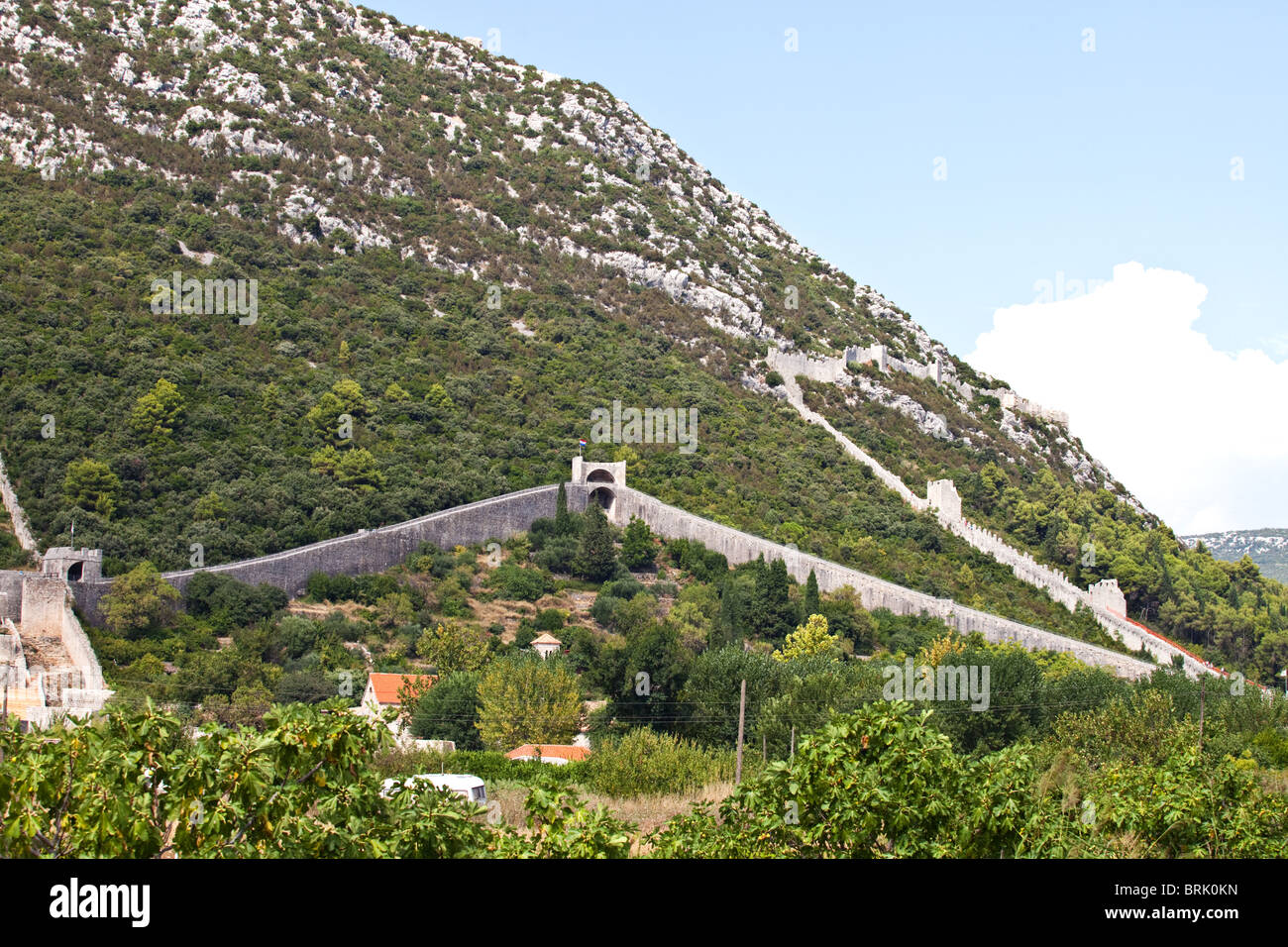 Le pareti di pietra e difensiva muri in pietra del XV secolo, Peljesac , Croazia Foto Stock