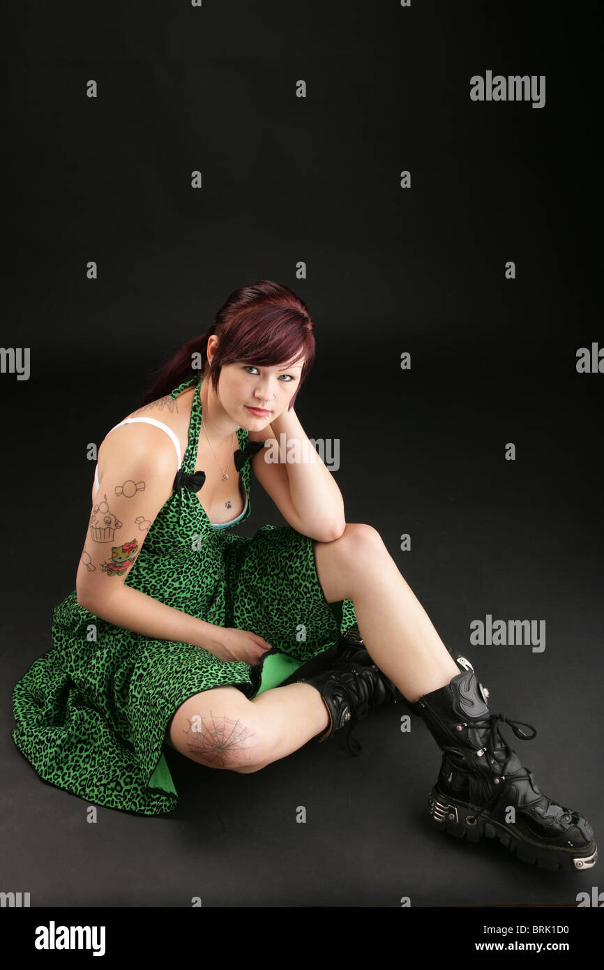 Alternativa alla ricerca ragazza seduta giù indossando grandi stivali. Foto Stock