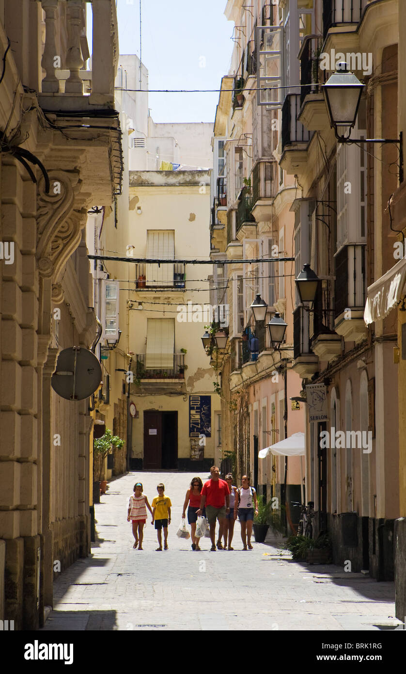 Famiglia camminando per strada a Cadice, Andalusia, Spagna Foto Stock