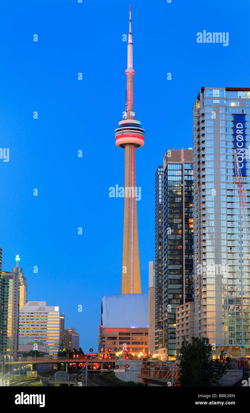 Downtown Toronto skyline, compresa la CN Tower e il Rogers Centre, come si vede in prima serata Foto Stock