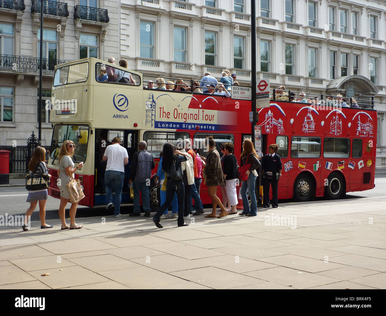 I turisti che unisce Un London bus turistici Foto Stock