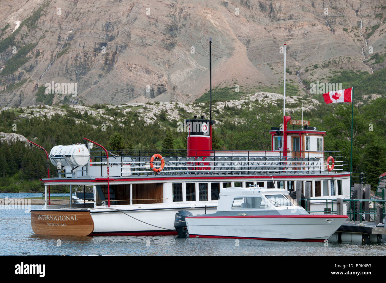 International Boat, Lago di Waterton, Waterton Park, Alberta, Canada. Foto Stock