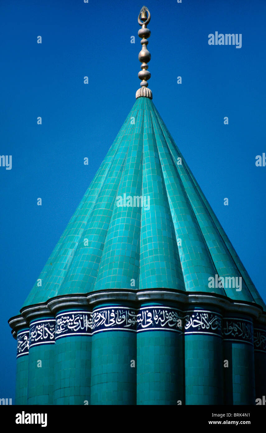 Torre Turchese piastrellata della Tomba di Mevlana, Museo Mevlana o Mausoleo nel complesso o Museo Mevlana Tekke, Konya, Cappadocia, Turchia Foto Stock