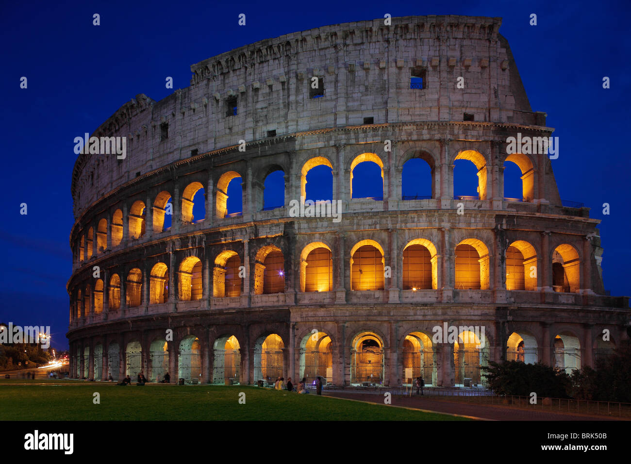 Il Colosseo o il Colosseo a Roma, in Italia è illuminata di notte Foto Stock