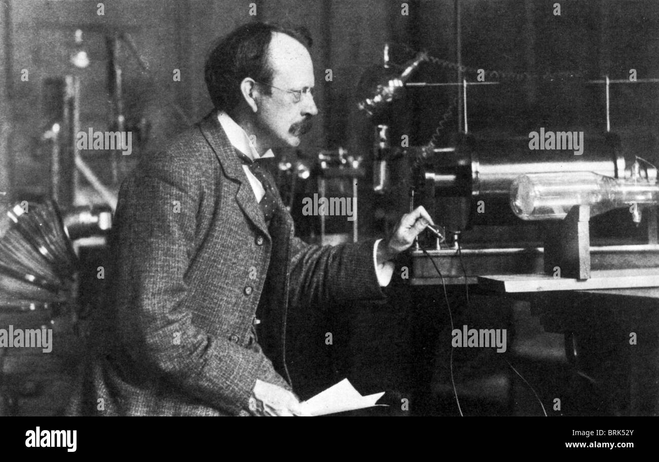 JOSEPH JOHN (J.J.) Thompson (1856-1940) British fisico e premio Nobel per la pace nel Laboratorio Cavendish, Cambridge, Inghilterra Foto Stock