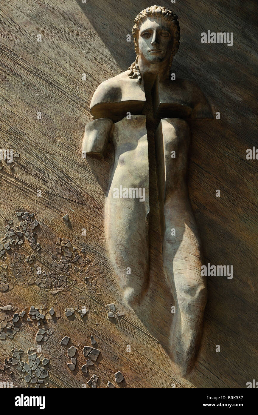 Roma. L'Italia. Porte di bronzo della Basilica di Santa Maria degli Angeli e dei Martiri, dallo scultore polacco Igor Mitoraj. Foto Stock