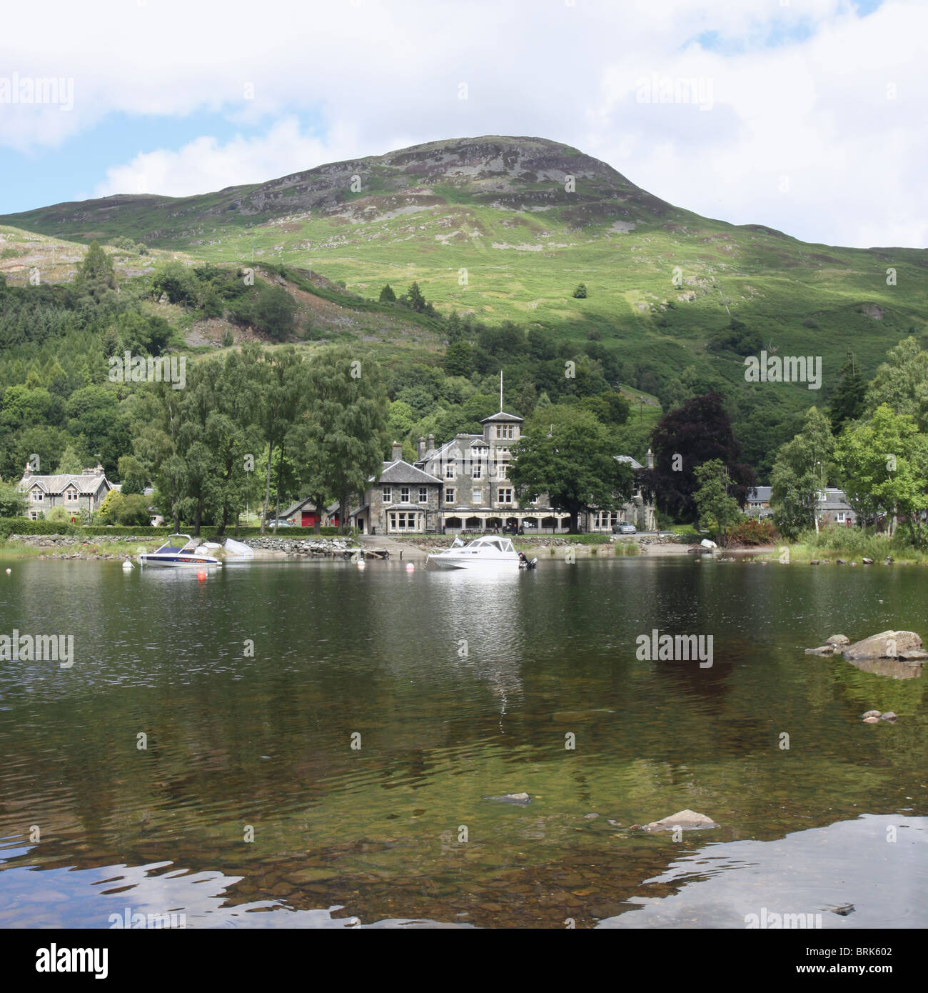 Villaggio di St Fillans e colline si riflette in Loch Earn Scozia Luglio 2010 Foto Stock