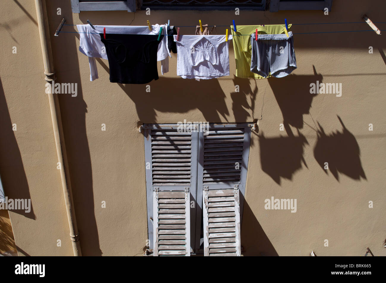 Il lavaggio appeso al di fuori di un edificio nel sud della Francia Foto Stock