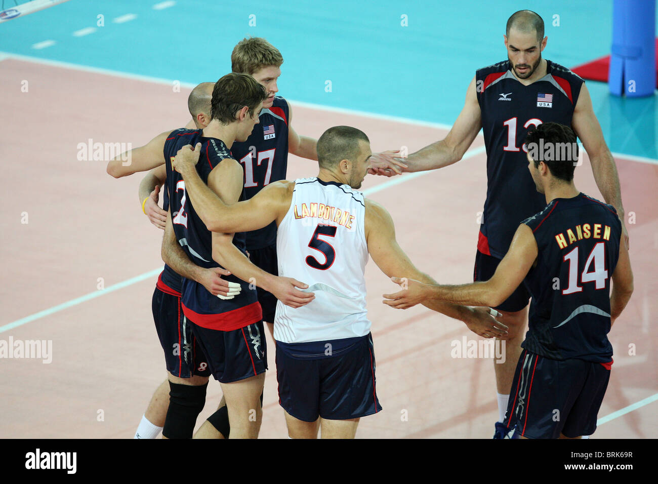 Il team USA celebrare la vittoria durante la partita USA v Francia del terzo round della FIVB volley maschile di Campionato Mondiale 2010 Foto Stock