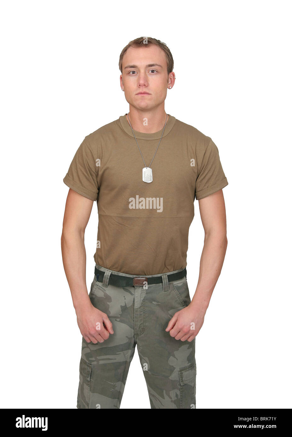 Montare un soldato attraente in un marrone t-shirt con dogtags mezza lunghezza ritratto su bianco Foto Stock