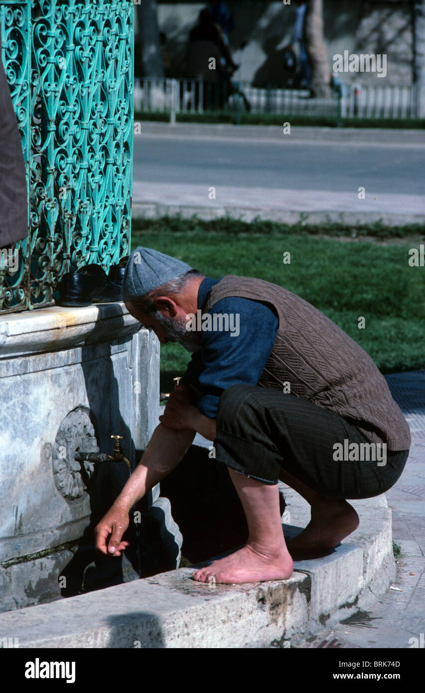 Musulmano turco uomo lavaggio delle mani o abluzioni rituali fuori moschea a Konya, Cappadocia, Turchia Foto Stock