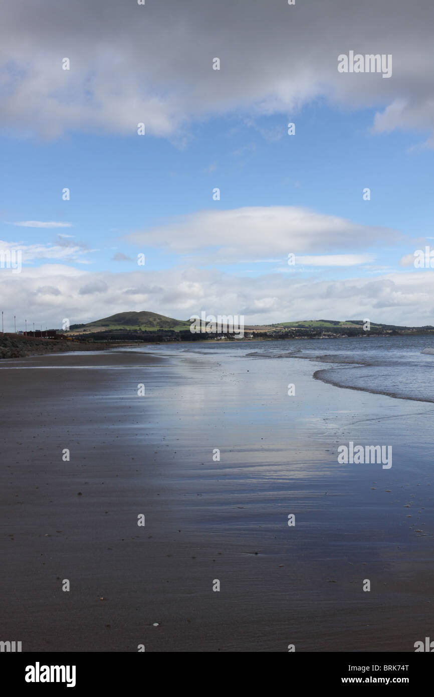 Spiaggia a bassa marea con vista distante del villaggio di Lower Largo Fife Scozia Settembre 2010 Foto Stock