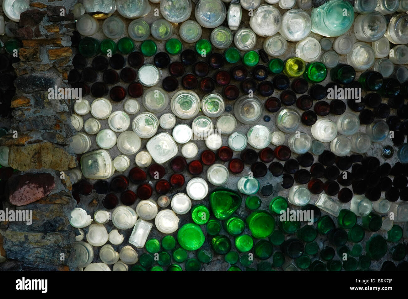 Parete di bottiglie al Museo Tinkertown, lungo il sentiero di turchese, Sandia Park, NM. (Proprietà rilasciato) Foto Stock