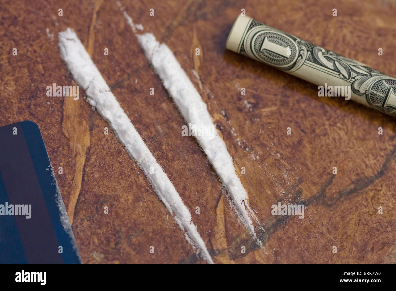 La cocaina, il denaro e la carta di credito su un tavolo. Foto Stock