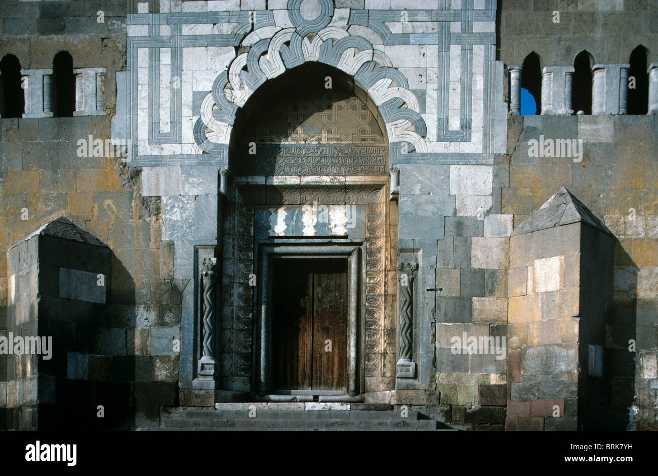 Pietre decorate portale di ingresso o porta al Alaeddin Seljuk-Style o moschea Seljukid (1220-21), Konya, Cappadocia, Turchia Foto Stock