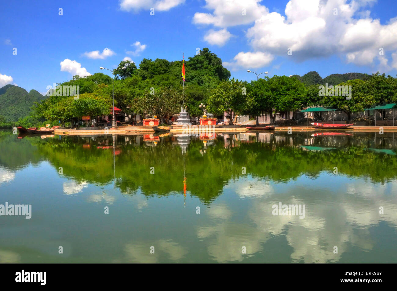 Un piccolo villaggio su un fiume in Vietnam sul modo per la Pagoda di profumo. Foto Stock