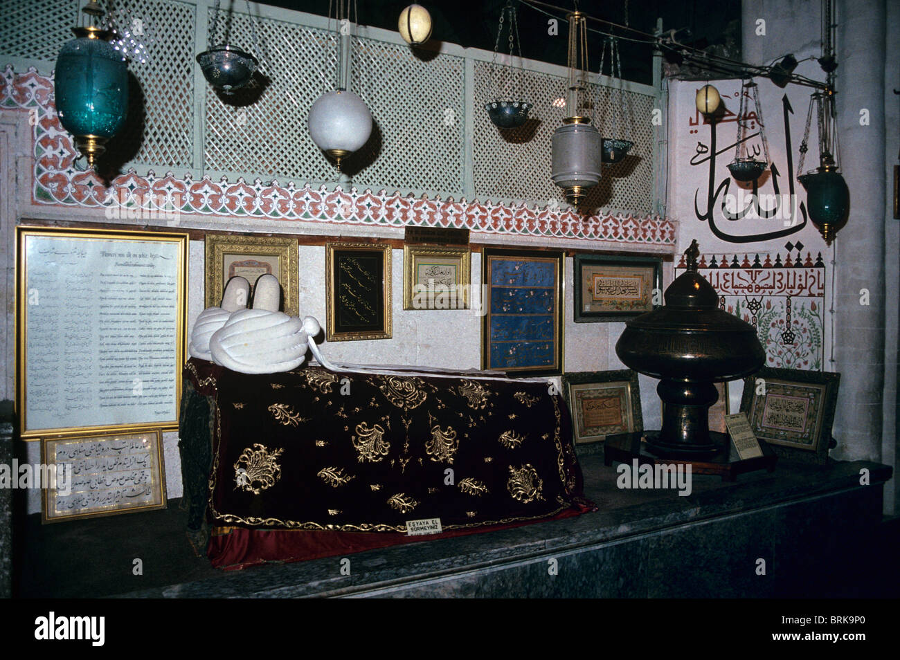 Interni con Tombe e Turbani nella Tomba di Mevlana, Tekke o complesso museale, Konya, Cappadocia, Turchia Foto Stock