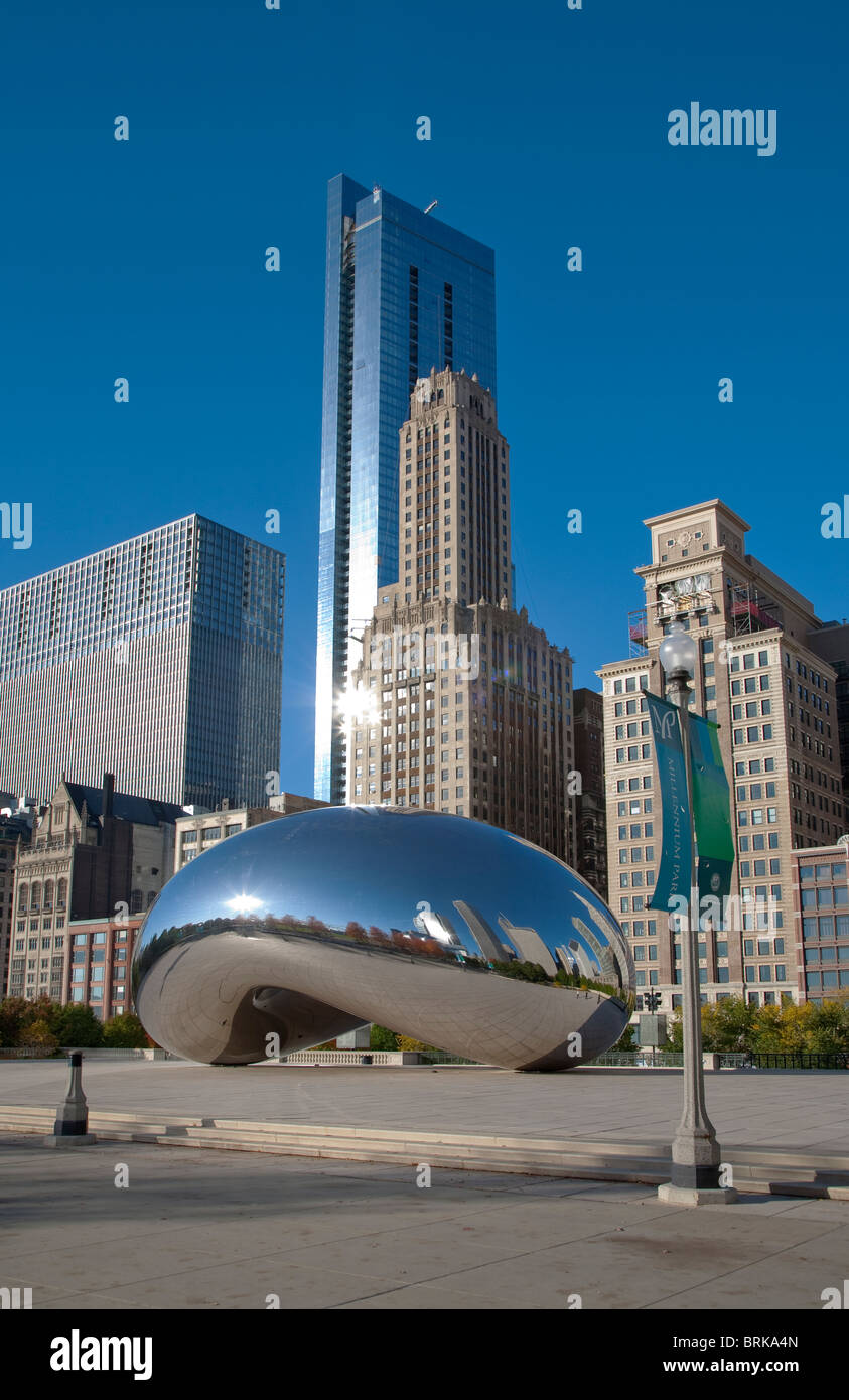 Il cloud gate cloudgate o bean scultura di atrist Anish Kapoor AT&T Plaza in Millennium Park entro l'area del ciclo di Chicago Foto Stock