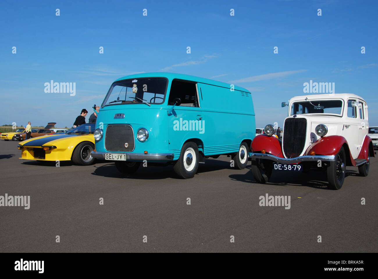 Automobili Ford di epoche differenti sul display, tra di essi un tedesco marchi Ford Taunus utility van e un 1930 Ford popolare Foto Stock