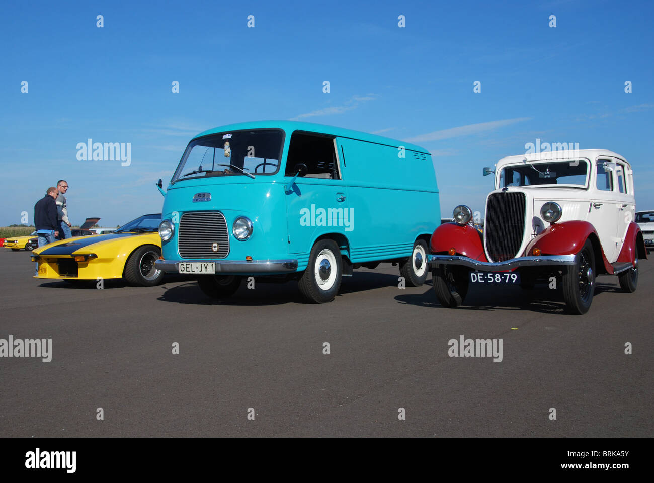 Automobili Ford di epoche differenti sul display, tra di essi un tedesco marchi Ford Taunus utility van e un 1930 Ford popolare Foto Stock