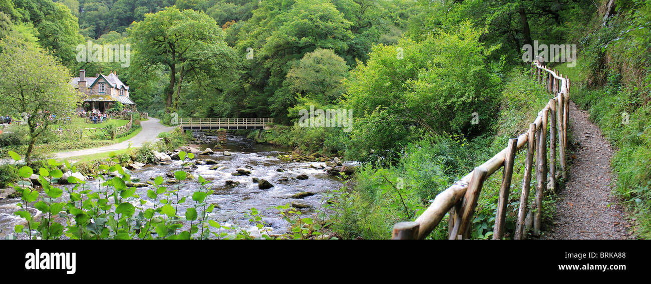 Stony river con attraversamento del ponte che conduce al paese cottage, la passerella a destra Foto Stock