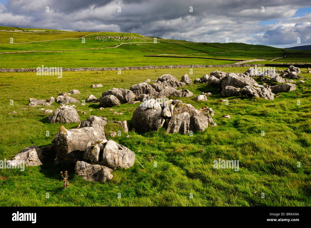 Pavimentazione di pietra calcarea, sopra il villaggio di Grassington, Wharfedale, Yorkshire Dales National Park, Regno Unito Foto Stock