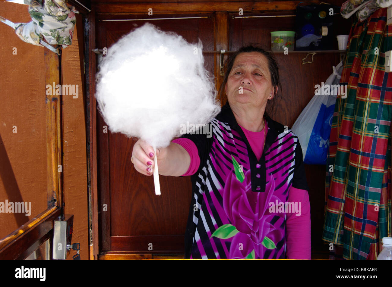 Donna che vende caramelle di cotone durante le celebrazioni Ecce Homo nelle Azzorre, in Portogallo. Foto Stock